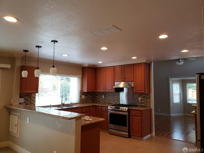 Building Photo - 325 Goshen Ct