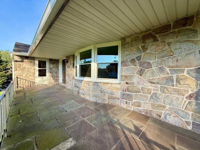Building Photo - 1490 Chestnut Hill Rd