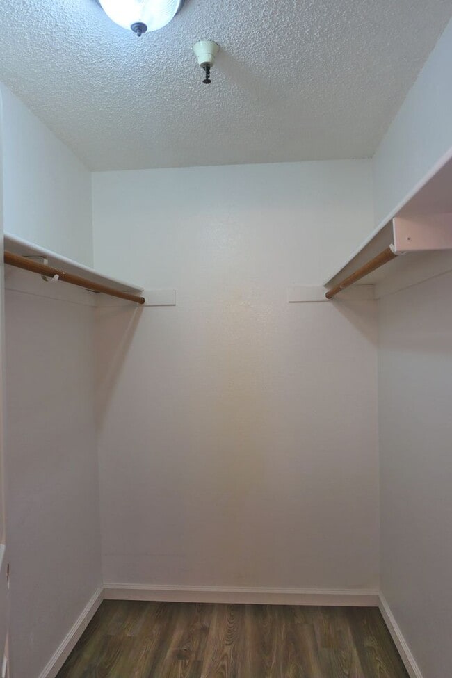 Building Photo - 2 bed/2 bath Condo with new flooring, balcony