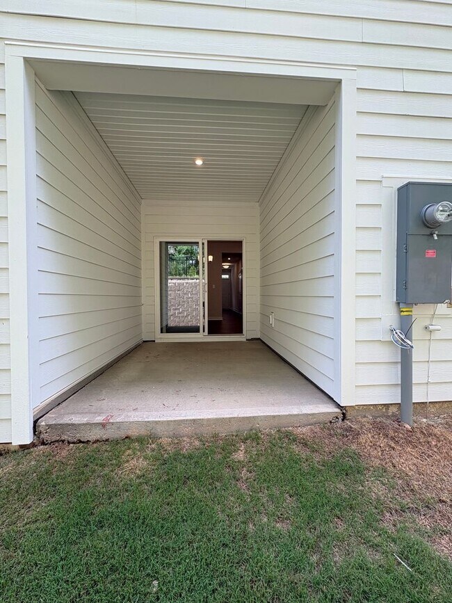 Building Photo - Beautiful End Unit Townhome in Griffith Lakes