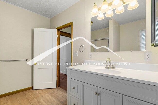 Building Photo - Charming 2 Bedroom Single Family Home