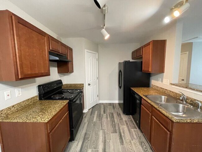 Building Photo - Spacious 4 bedroom, 2 full bath, 2 story town home