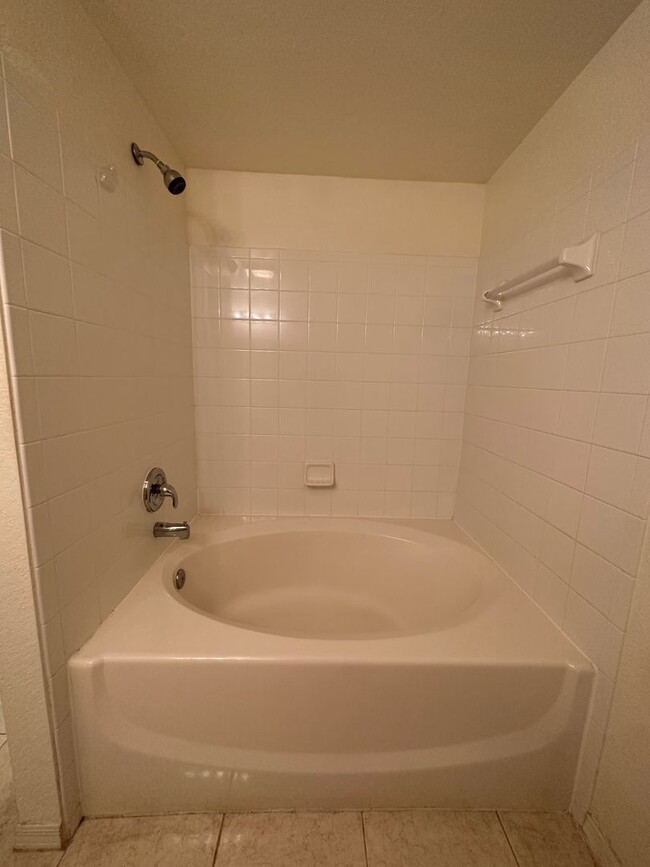 Building Photo - Beautiful 2/2 Condo in North Bonita - Acro...