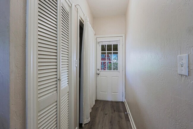 Building Photo - 841 N 9th Ave