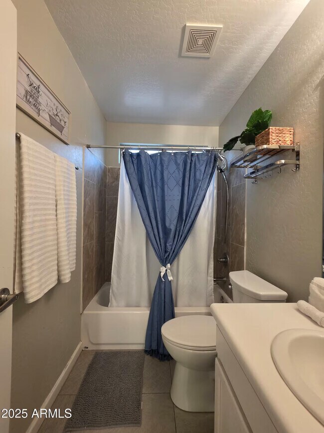 Building Photo - 1362 E 10th St