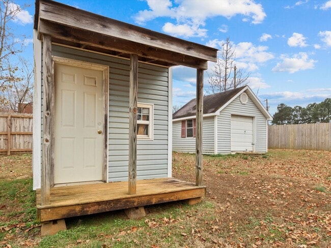 Building Photo - Nice, well-maintained home located on a quiet street in East Limestone.