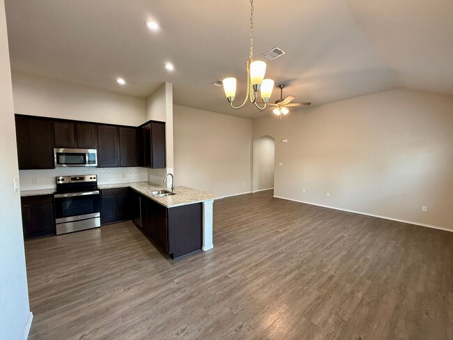 Building Photo - Luxury 3-bedroom, 2-bathroom Duplex in Seg...