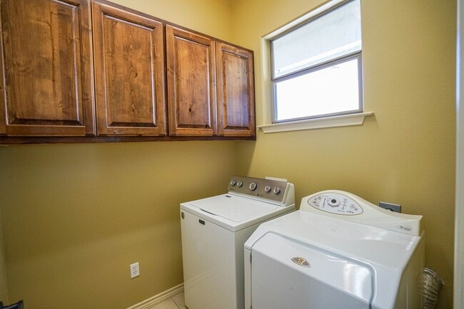 Building Photo - 2801 Indian Wells Dr E