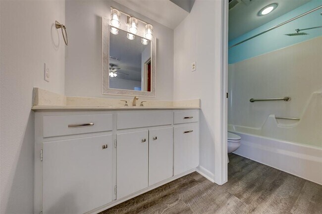 Building Photo - 2452 Country Club Dr