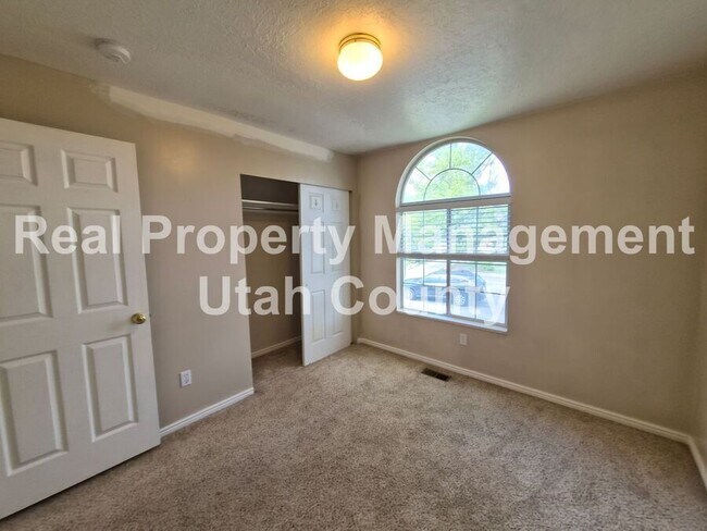 Building Photo - 510 E 300 S