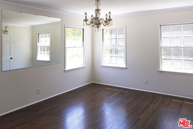 Building Photo - 2547 Canyon Dr