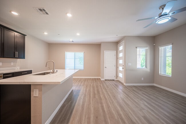 Building Photo - 600 N Carriage Hill Dr