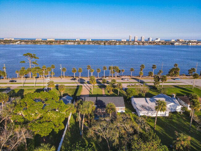 Building Photo - 762 S Beach St