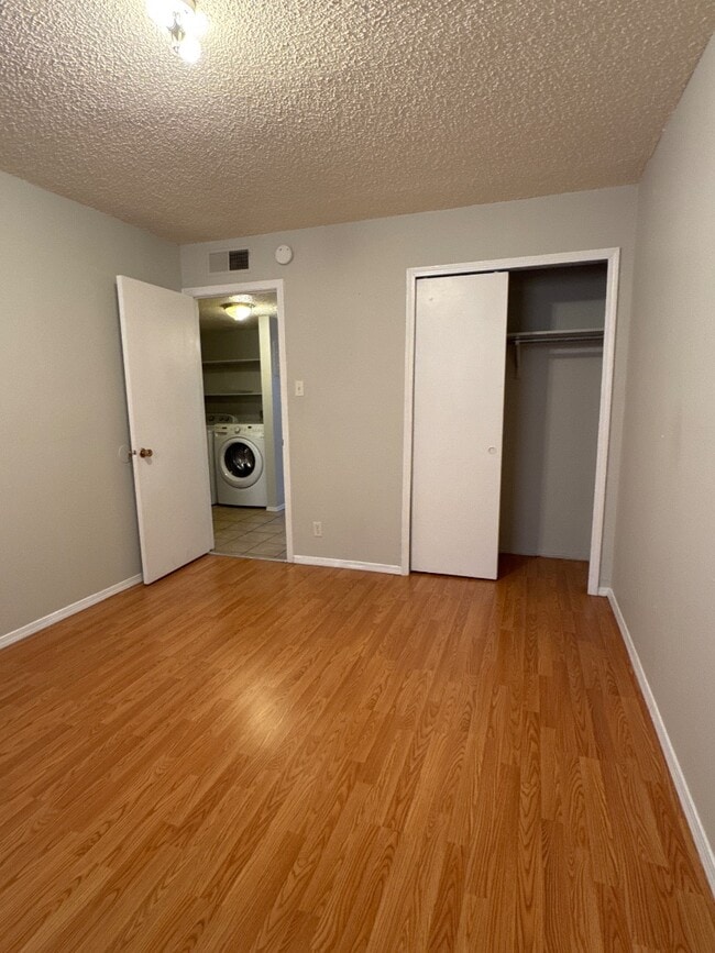 Building Photo - 920 San Pedro Dr SE