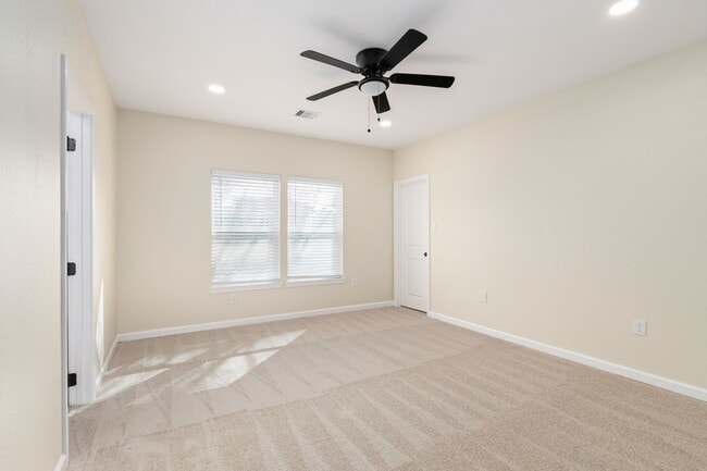 Building Photo - 102 E Val Verde St