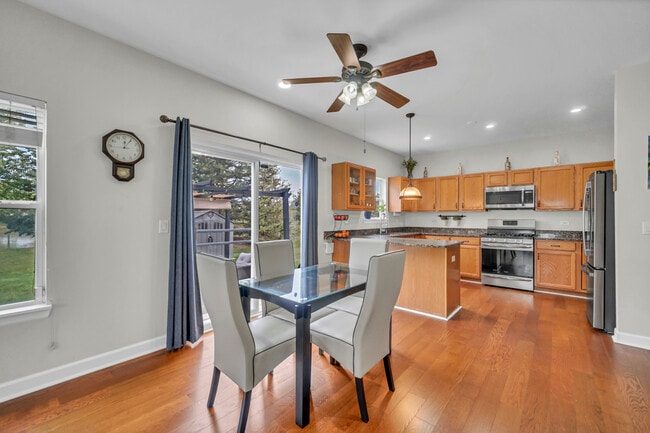 Building Photo - 898 Lakestone Ln