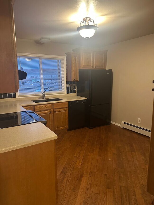 Building Photo - 380 Shoshone Ave