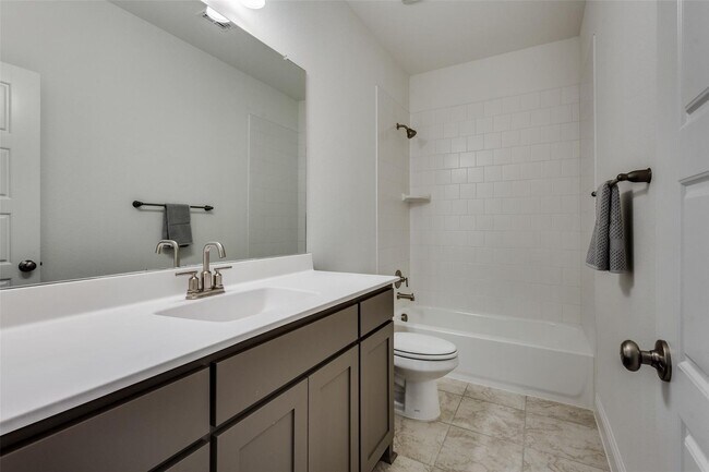Building Photo - Gorgeous New Townhome!