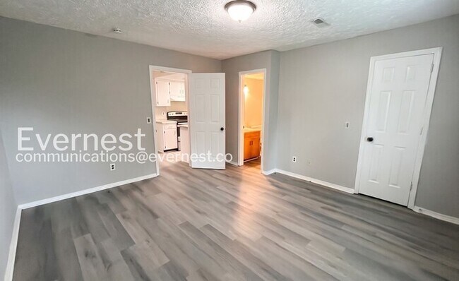 Building Photo - 2 Bed/2 Bath Home with Modern Amenities / Pet-Friendly / Available Now!
