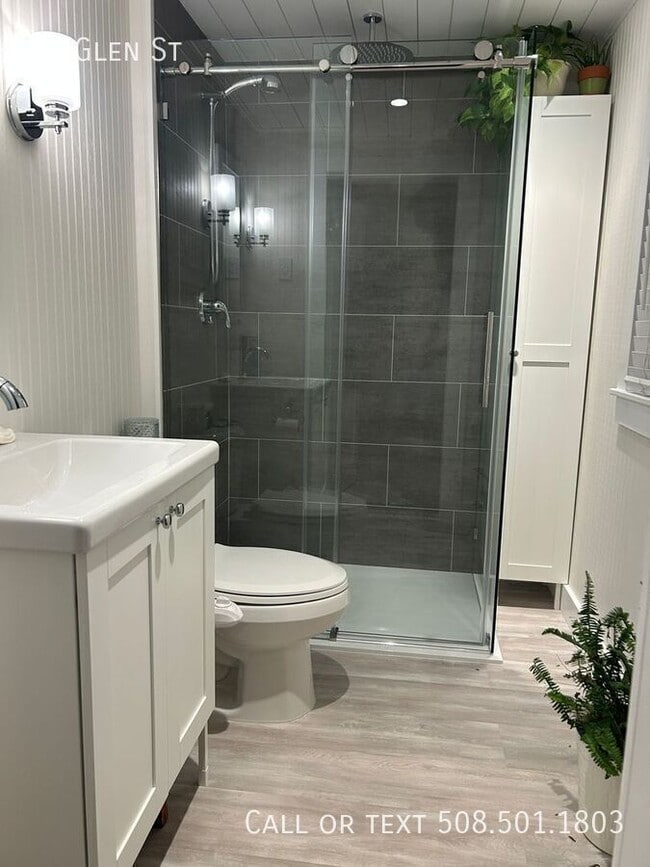 Building Photo - 76 Glen St