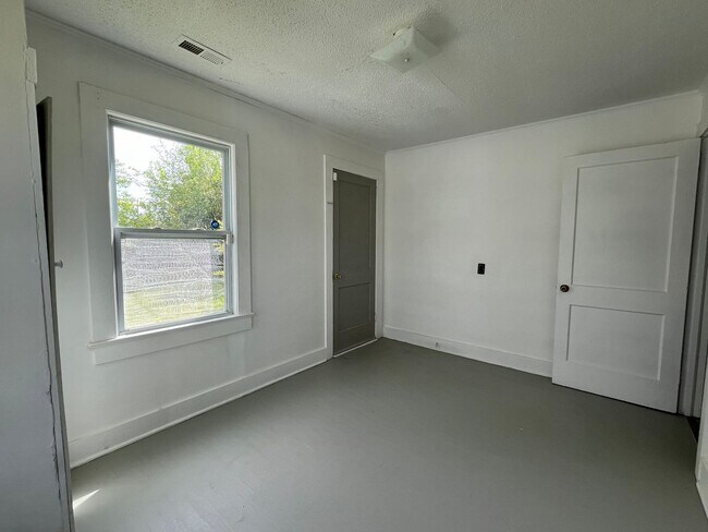 Building Photo - Close to everything!