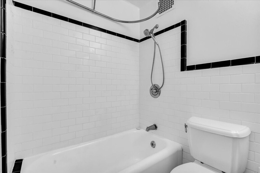 Building Photo - 2900 E Jefferson Ave