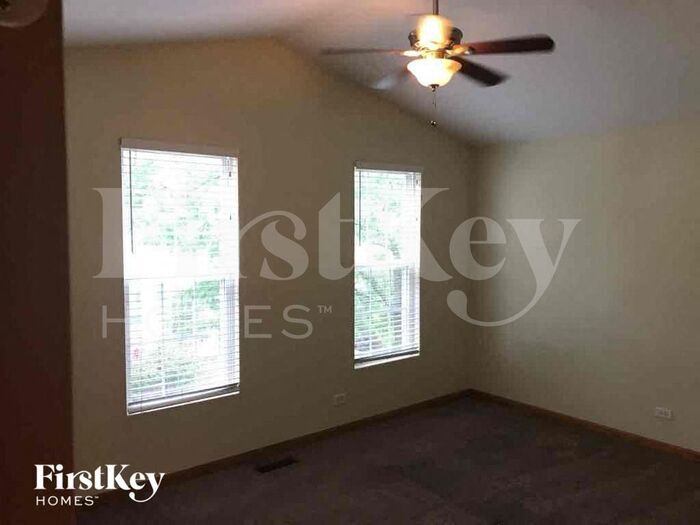 Building Photo - 932 Symphony Dr