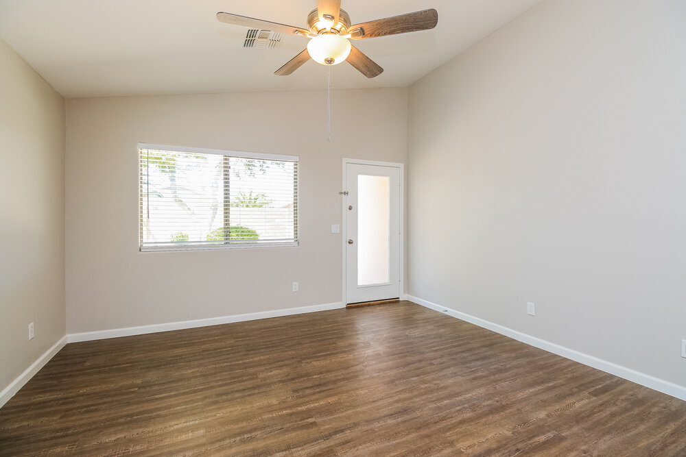 Building Photo - 992 E Saddle Way