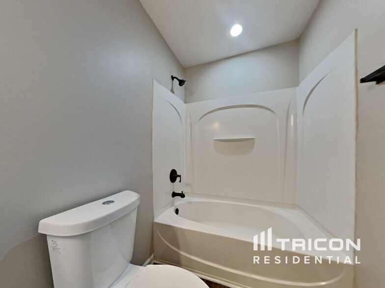 Building Photo - 5705 Waterpoint Dr