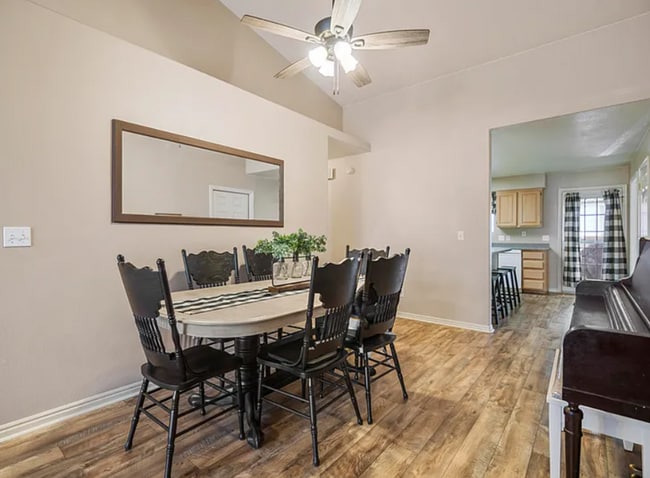 Building Photo - Charming Townhome Close to Shopping and Hospital