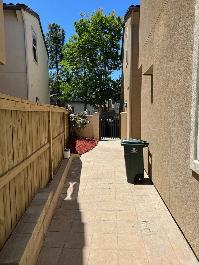 Building Photo - Wonderful Eastlake Townhome, 3 bedroom, 2.5 bath home, 2 car garage!