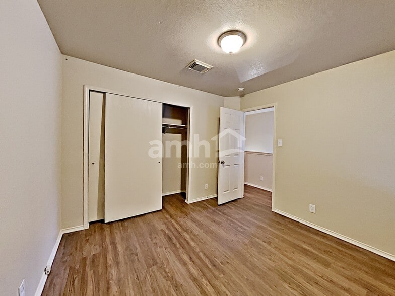 Building Photo - 4974 Bending Elms