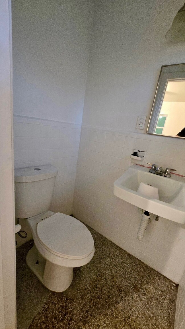 Building Photo - 512 Sandra Ave