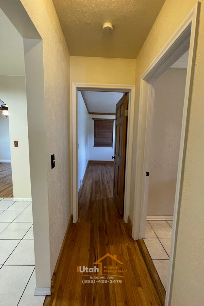 Building Photo - 4 bdrm 2 bth Home