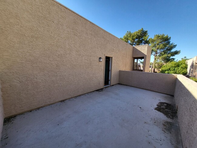 Building Photo - EXCELLENT TOWNHOME IN TEMPE!