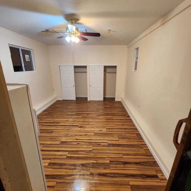 Building Photo - Spacious 5-Bed Retreat with Modern Updates in Aurora. Included - Greenhouse and Shed!