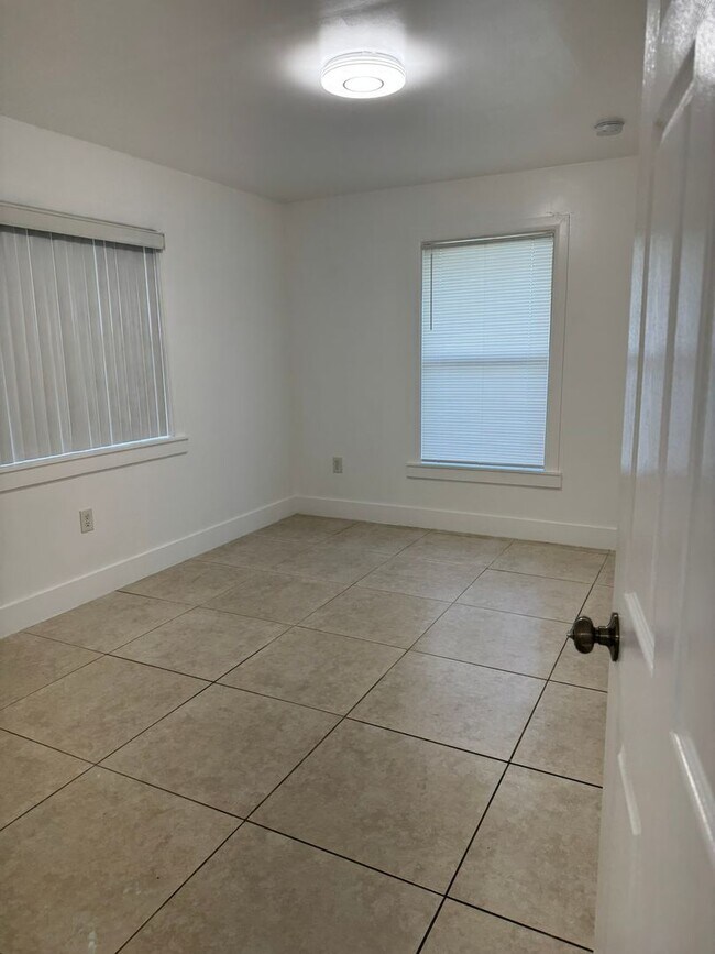 Building Photo - Goulds Duplex
