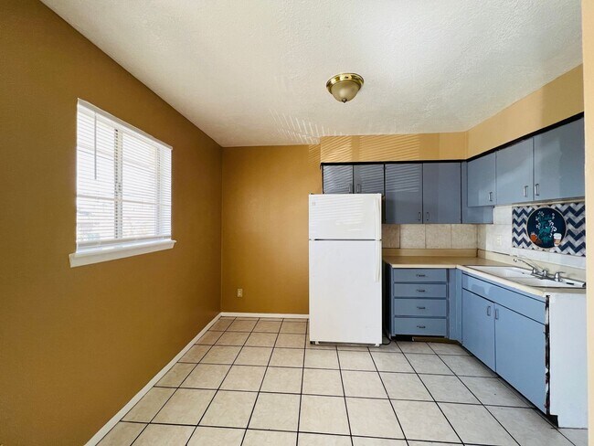Building Photo - 1402 S Espina St