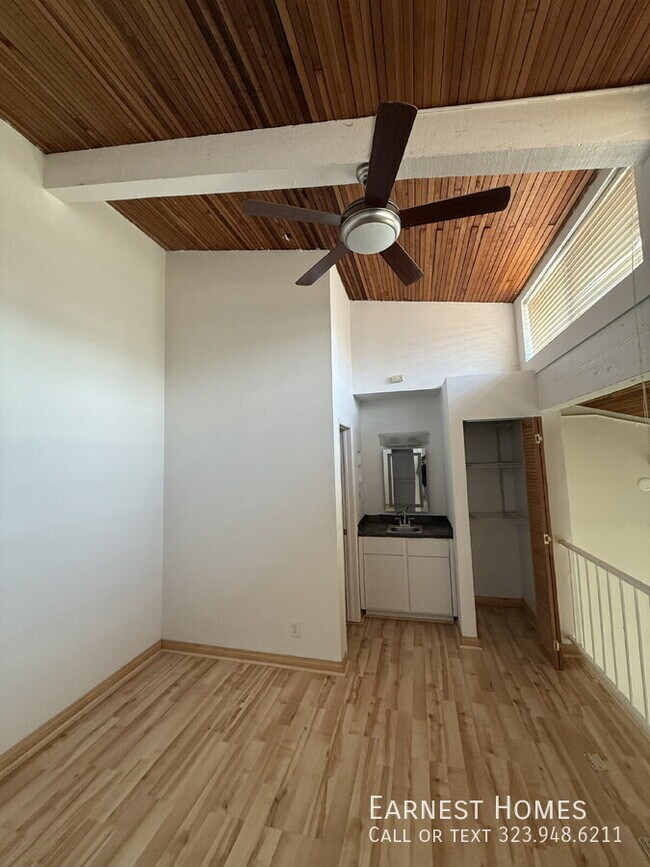 Building Photo - 5460 White Oak Ave