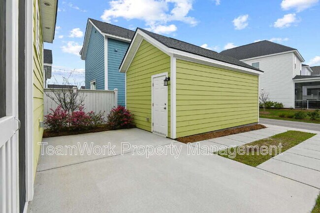 Building Photo - 553 Sound Dr