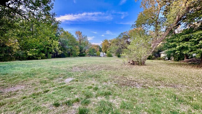 Building Photo - 11020 E Belaire