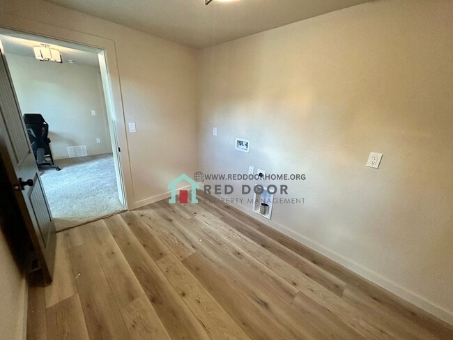 Building Photo - Spacious 5 bedroom, 3 bathroom single-family home.