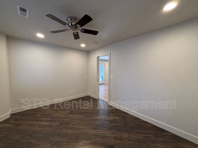 Building Photo - 696 N 600 W