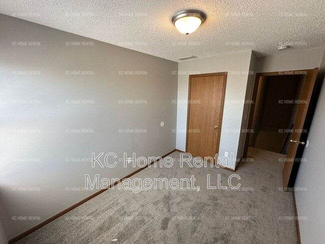 Building Photo - 502 Sky Vue Dr