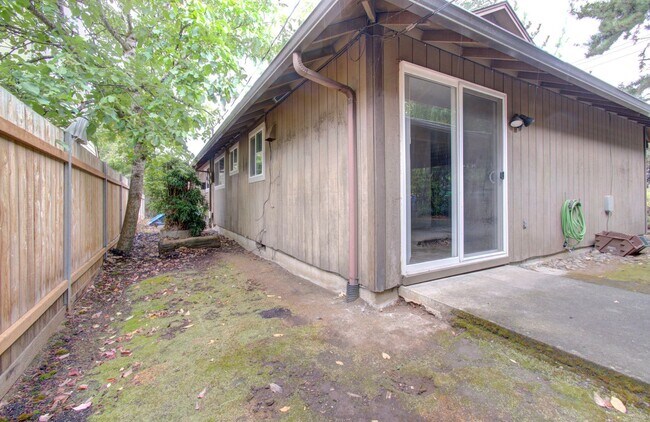 Building Photo - Elias / Boyd 701-03