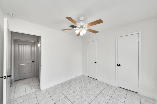 Building Photo - 4503 Hollybrook Ln