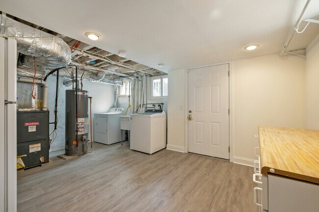 Building Photo - 16 Walnut St