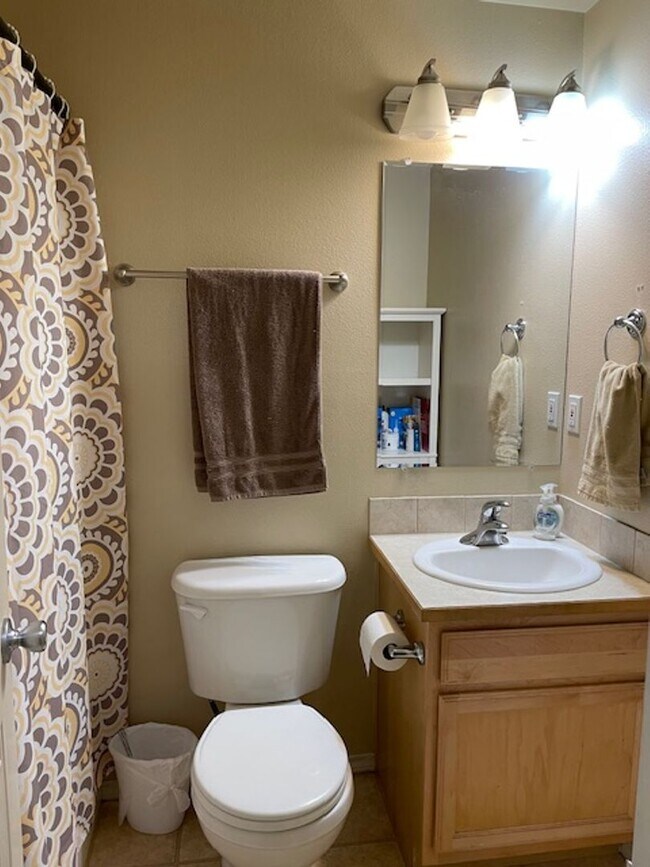 Building Photo - Cute Home in SW Bend