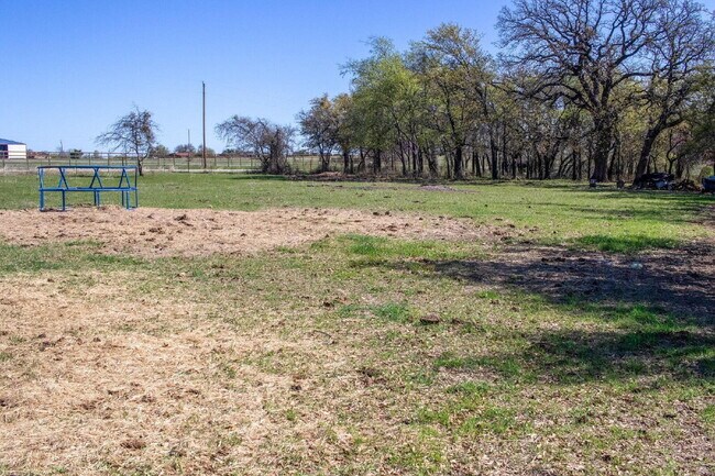 Building Photo - 3 bedroom home on acreage