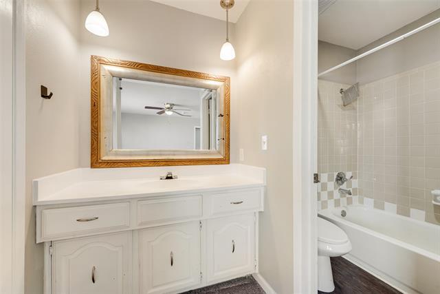 Building Photo - 2218 Meadowglen Dr